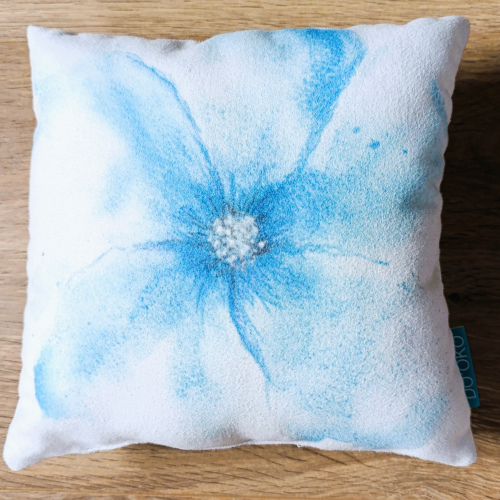 NEW! Keep your pins safe and your sewing stylish with this needle pin cushion featuring a delicate blue aquarelle flower design. The top is decorated with a soft watercolor-style floral print, while the back is finished in crisp white fabric for a clean and modern look.